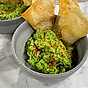 Guacamole på gröna ärtor och friterade wontonchips