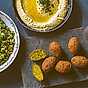 Gulärtsfalafel med tabbouleh och hummus