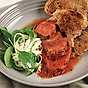 Helstekt fläskfilé med Sandras bästa tomatsås och rostat surdegsbröd