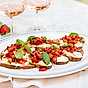 Jordgubbsbruschetta med vispad fetaost och basilika