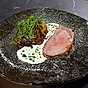 Kalventrecôte med mandelsmör, spetskål och skummad ostsås