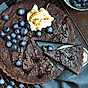 Kladdkaka med blåbär och dadelbalsamico