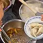 Klassiska kinesiska dumplings med fläsk och räkor
