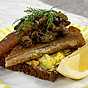 Klassiskt smörrebröd med panerad spätta