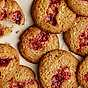 Kolacookies med jordgubbssylt Dansukker