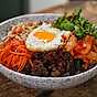 Koreansk bibimbap med bulgogisås och gochujang