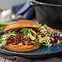 Korvbrödsbagarn Koreansk pulled pork burgare med kålsallad
