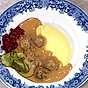 Köttbullar med gräddsås och rårörda lingon