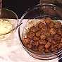 Köttbullar med potatispuré, pressgurka och rårörda lingon