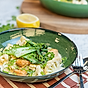 Krämig laxpanna med röd curry och sesamstekt pak choi