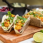 Krispig fish taco med mangosalsa och guacemole