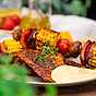 Kyckling med kryddig rub. Servera med grillat grönsaksspett och krämig sås