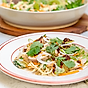 Kycklingsallad med krispiga grönsaker och sesamdressing