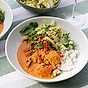 Lax i röd curry med kålsallad
