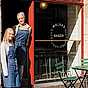 Malva och Lina utanför bageriet