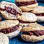 Mandelkakor med fyllning liknar en klassiska fransk macaron men är enklare att baka