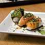 Nigiri sushi, avokado och lax