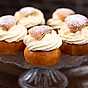 Nybakade semlor på ett kick