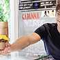 Pappa ville att han skulle gå på Handels – nu säljer Sixten gelato - sixten och glass