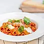 Pasta med het tomatsås och mozzarella