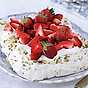 Pavlova med jordgubbar och pistagenötter