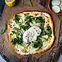 Pizza bianca med kronärtskocka, zucchini och Burrata