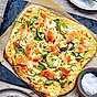 Pizza ”bianca” med rå lax, ingefärsmarinerad zucchini och fänkål