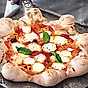 Pizza med inbakad mozzarella och basilika