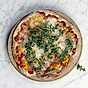 Pizza med rucola, salladslök och parmesan