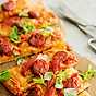 Pizza med salsiccia och rostad paprika