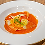 Raviolini med smörad tomatbuljong, tomatcrudité och dill