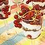 Röda sommarbär med citrusyoghurtcreme och smörstekta smulor