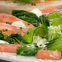 Rökt lax med pepparrottsmarinerad pak choi