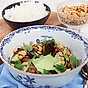 Rostad zucchini och aubergine med grön curry och jordnötter