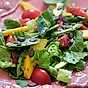 Sallad med färsk spenat, söt mango och krämig avokado. Pumpakärnorna ger härlig crunch
