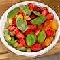 Sallad med jordgubbar och tomater