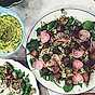 Sallad med råris, rostade betor, gröna blad, avokado med sesam- och bönröra