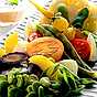Sallad på grönsaker med jordnötssås