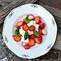 Sallad på jordgubbar med rädisor, ricotta och olivolja