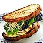Sandwich med grillade grönsaker och hummus