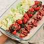 Sej med krämig savoykål, stekt sidfläsk och tomater