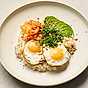 Sesamstekt vitlöksris med ägg och avokado