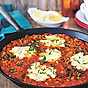 Shakshuka med vegansk äggröra är snyggt att servera direkt i stekpannan