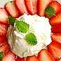 Smal pannacotta med limemarinerade jordgubbar