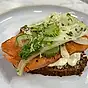 Smörrebröd med lättgravad röding