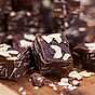 Snabb och lättlagad chokladfudge med mandelspån