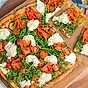 Snabb plåtpizza med het salami och falsk ”burrata”