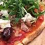Snabb vardagspizza med tonfisk, mozzarella och oliver