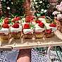 Sommartårta i glas med jordgubbar och brynt smör