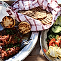 Souvlaki i flatbread med yoghurtsås